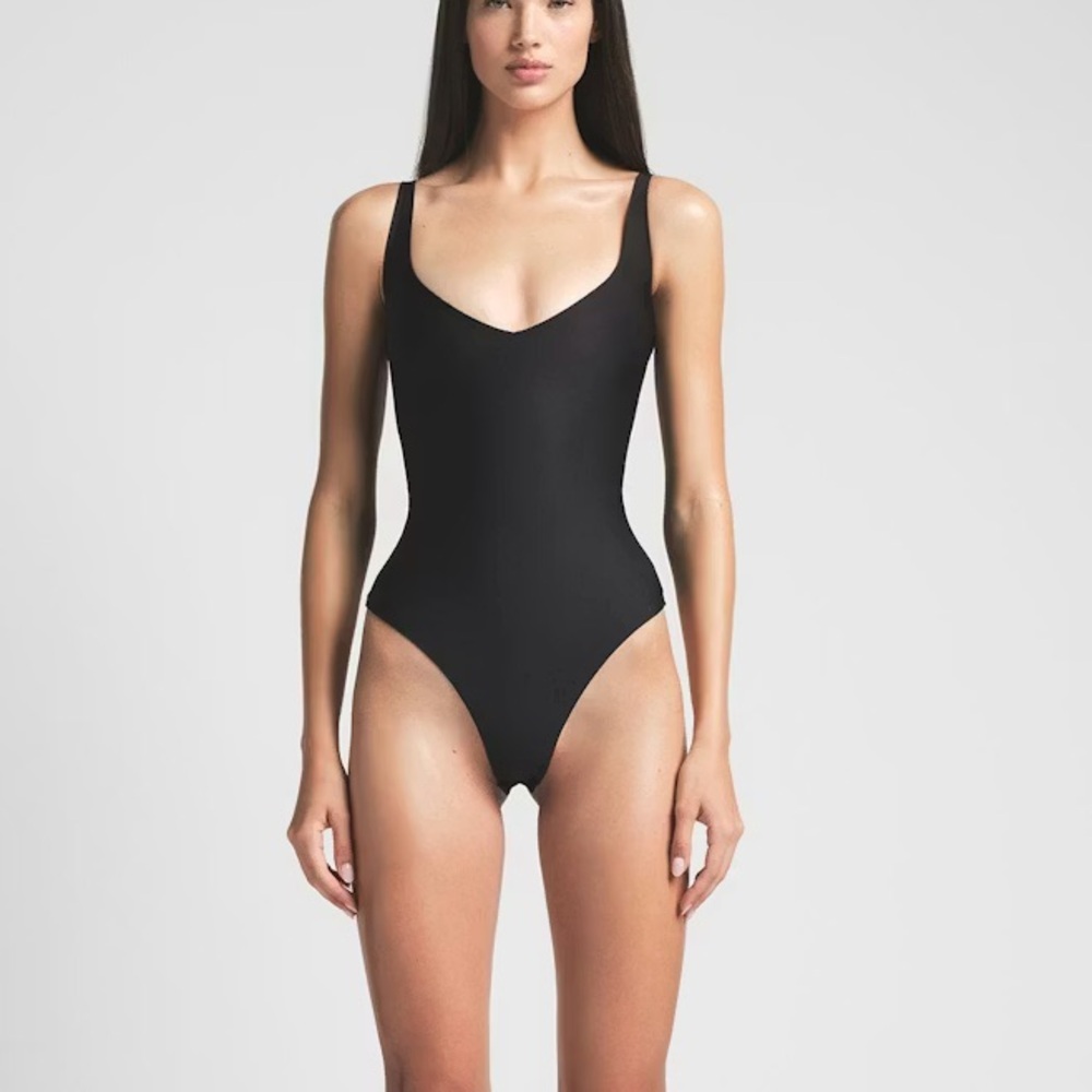 SOLD Skims Body Core Sculpt Plunge Thong Bodysuit